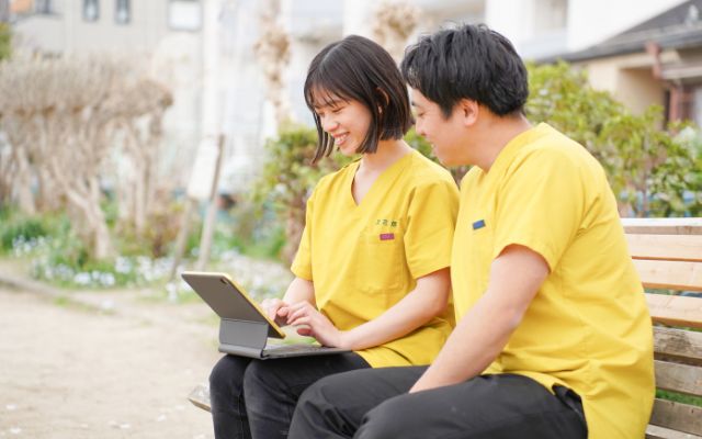 PC作業（複数人で笑いながら）