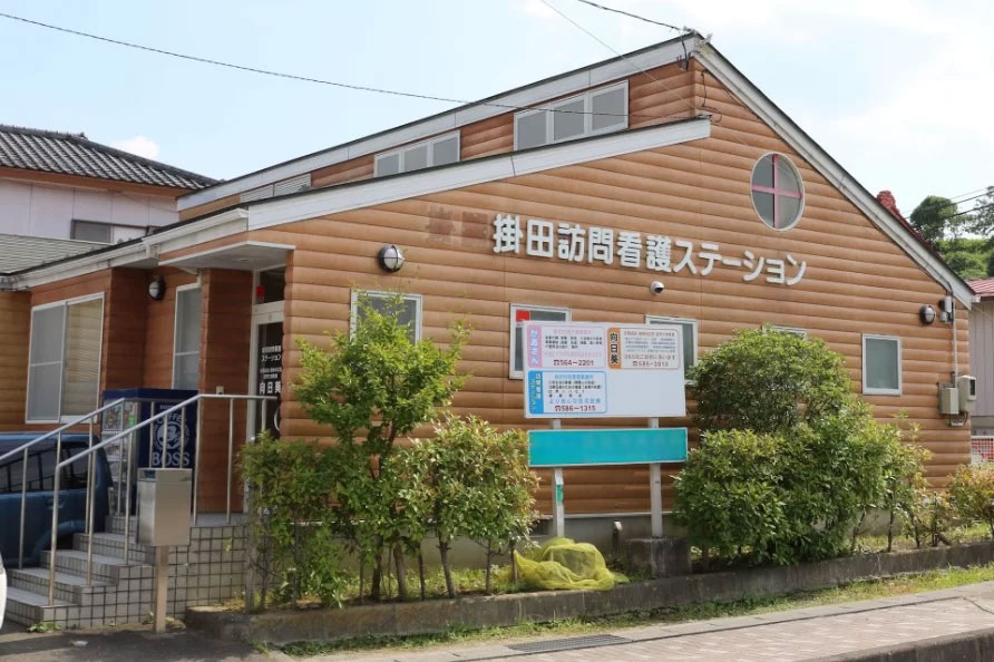 事業所外観（昼）— 看板が読める正面の参考