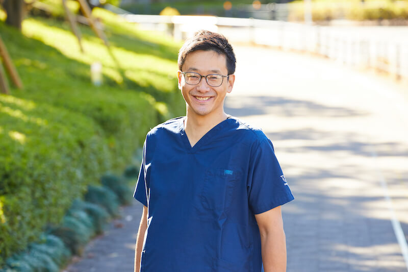 正面ポートレート参考（屋外・スクラブ・自然光）