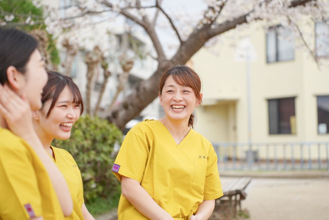 自然な笑顔・会話の温度感参考（屋外オフショット）