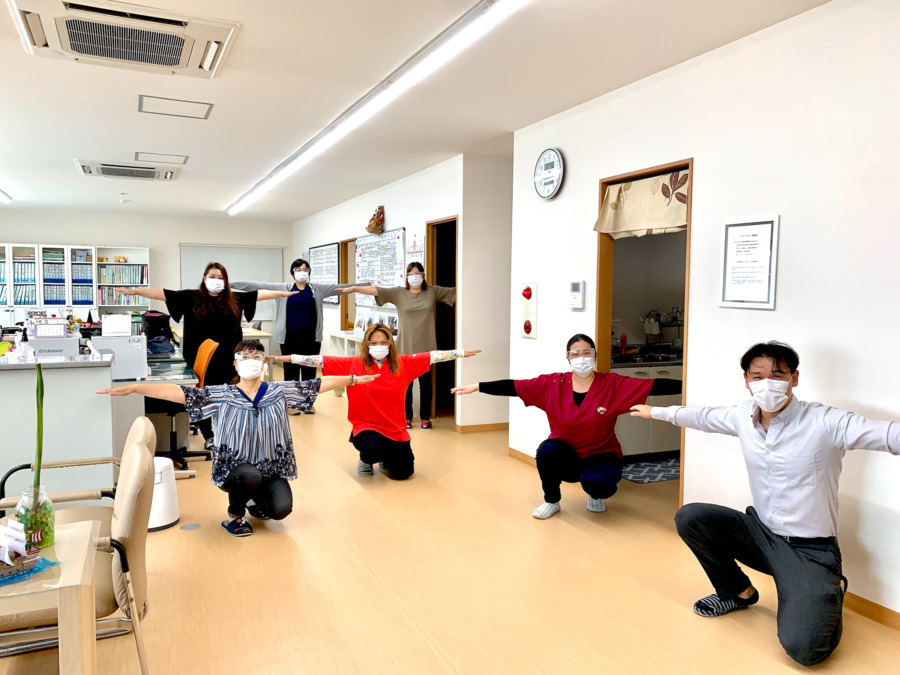 人が映り込むオフィス俯瞰の参考（働く空気が伝わる）