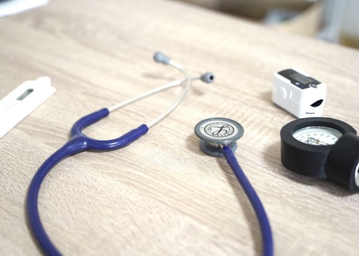 業務道具俯瞰の参考例（聴診器・血圧計）