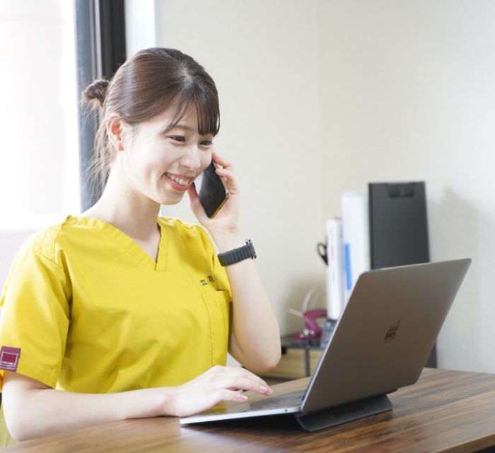 電話で笑顔のスタッフの参考例